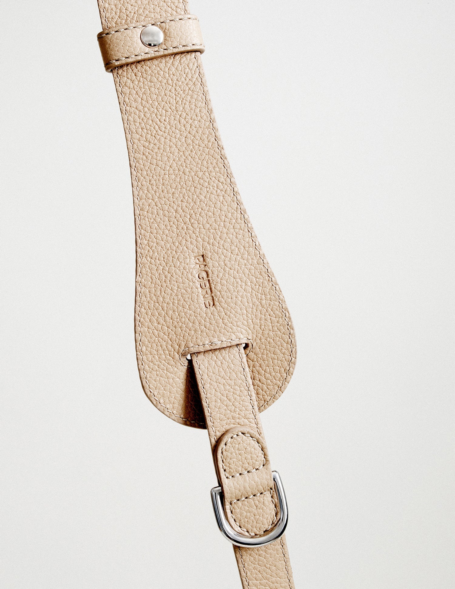 The Tascher — Trela em Pele da PAGERIE em cor bege Sand — detalhe do acabamento